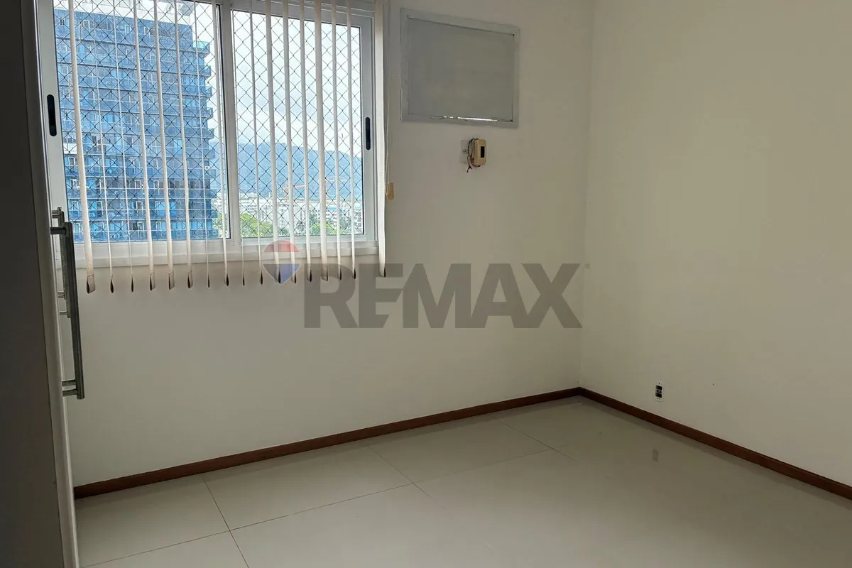 Квартира 90 м² із заскленим балконом та видом на гори — photo 23