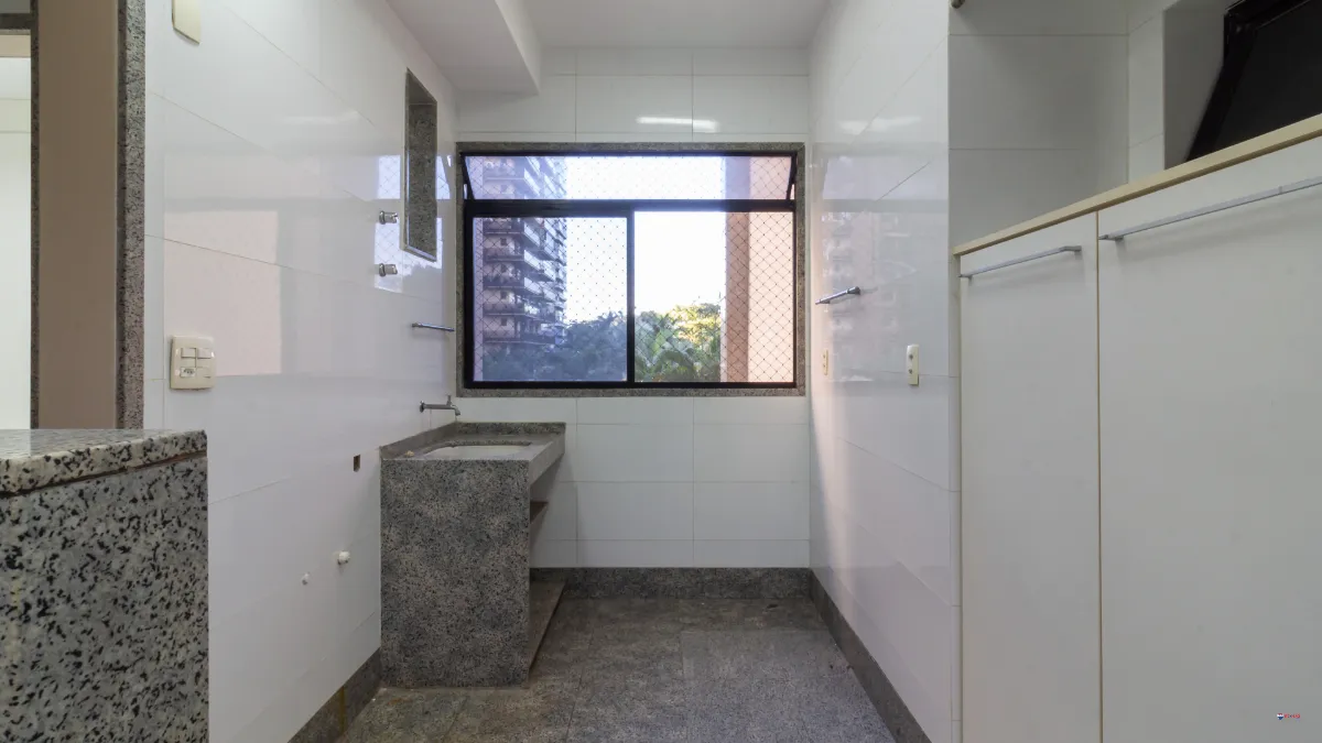 Панорамні вікна та 4 спальні: квартира 217 м² — photo 32
