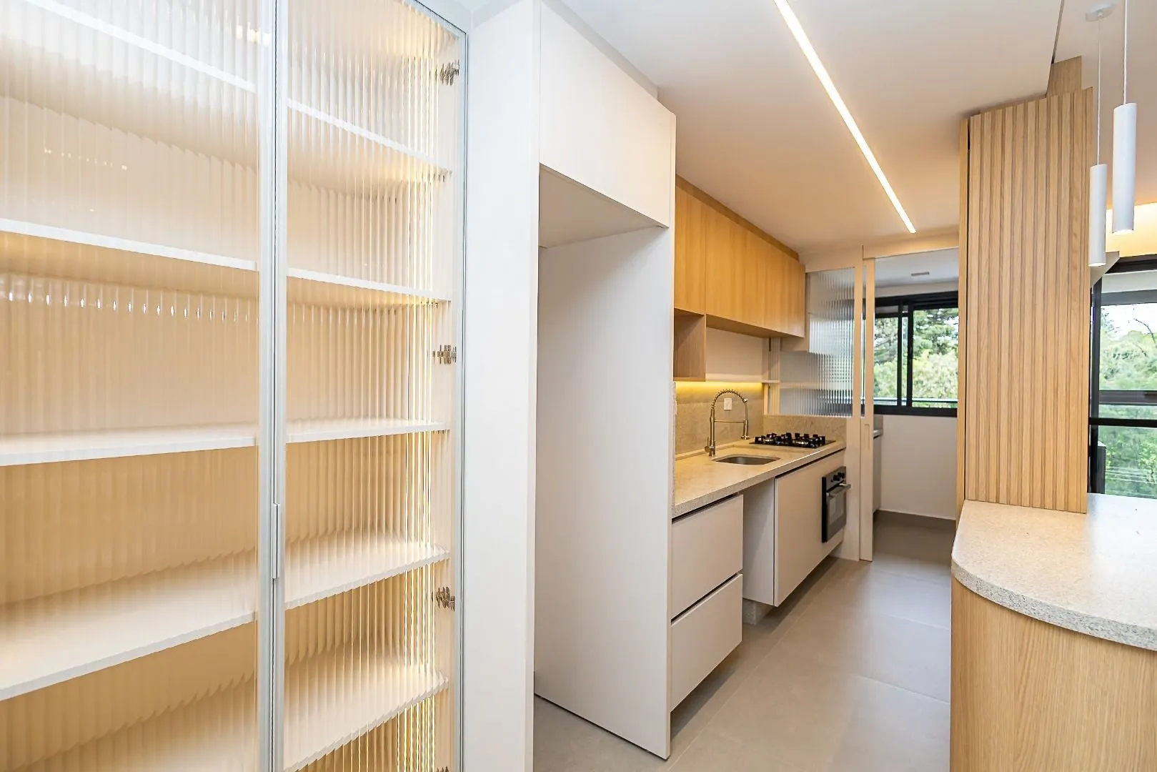 Furnished apartment, 78 m², with a glass-enclosed balcony — photo 5