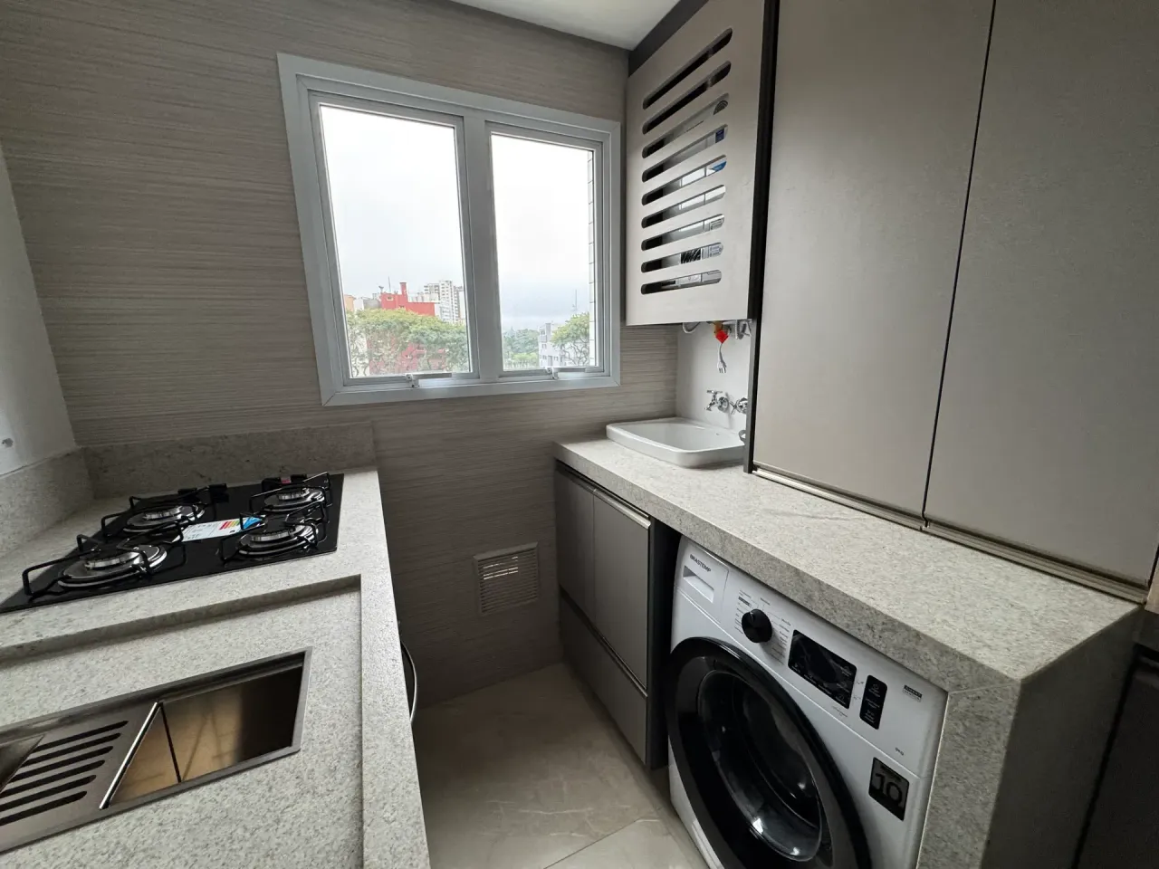 Furnished 2-bedroom apartment with open-plan kitchen — photo 2