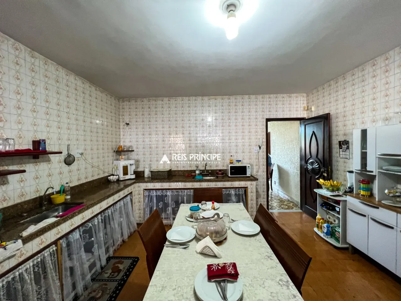 House with 4 bedrooms and a gas stove kitchen — photo 2