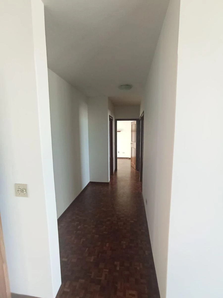 Wood or laminate floors in a 3-bedroom apartment, 110 m² — photo 11