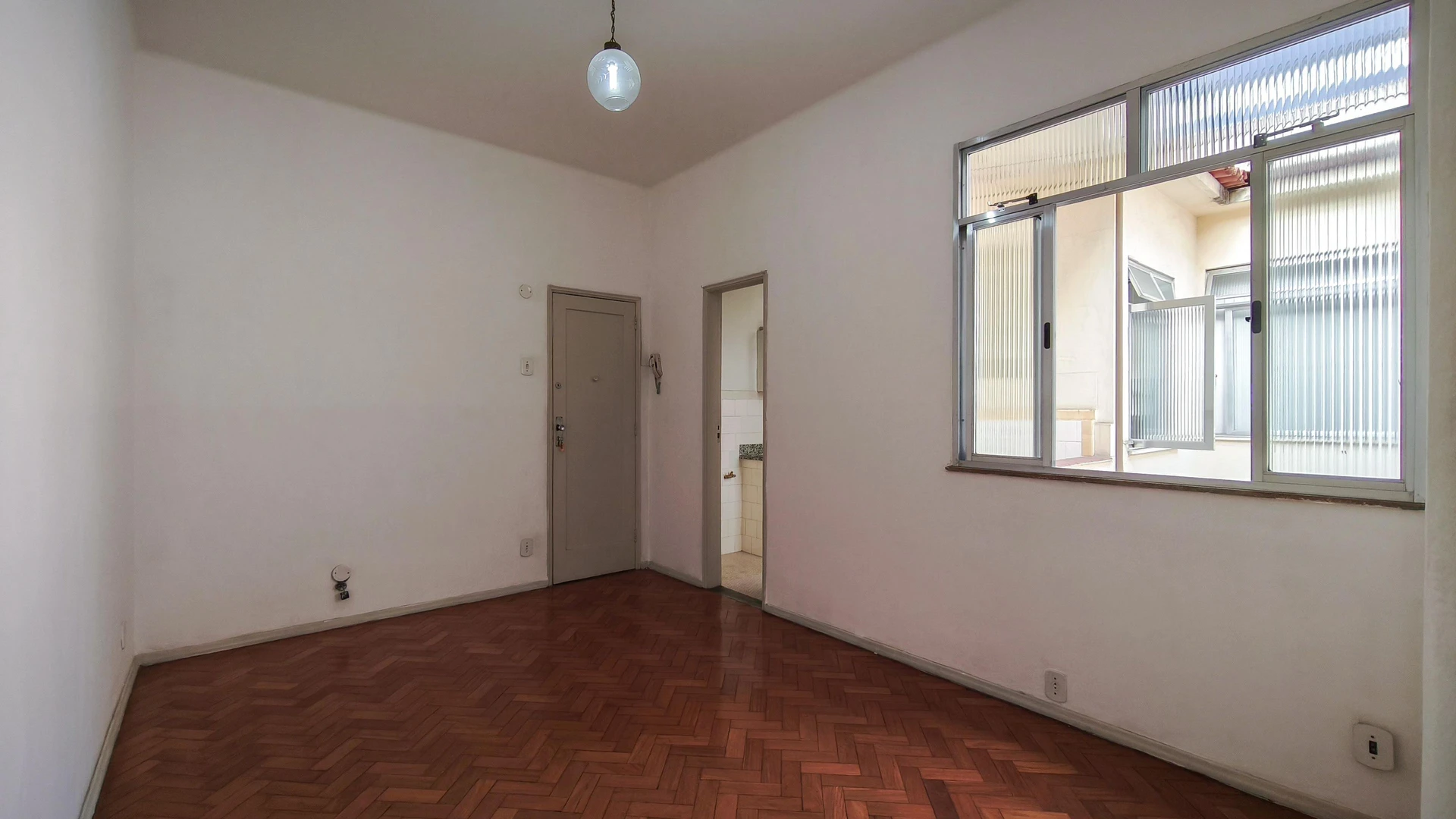 Деревянный пол или ламинат и 1 спальня: квартира 40 м² — photo 14