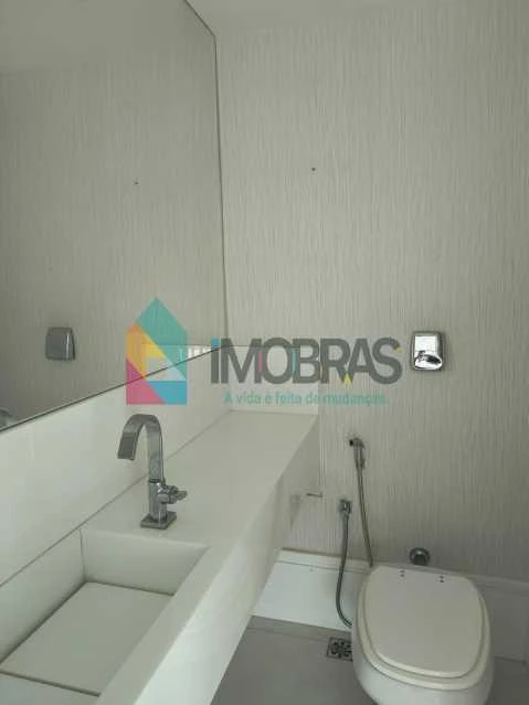 Cobertura triplex de 660 m² com 3 suítes e vaga