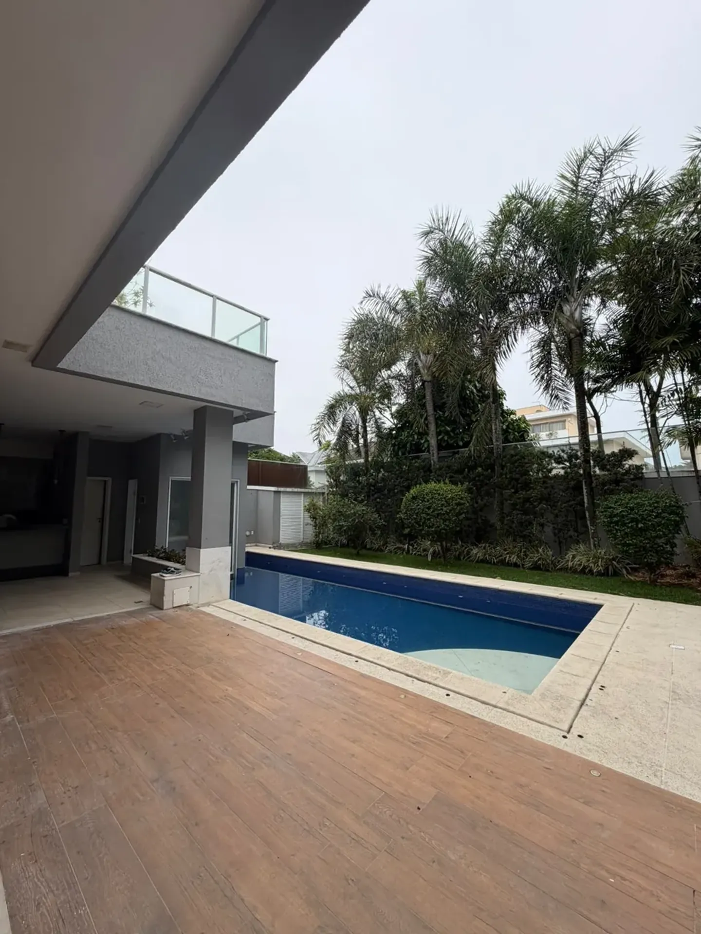 700 m² house with a garden and a bathtub — photo 40