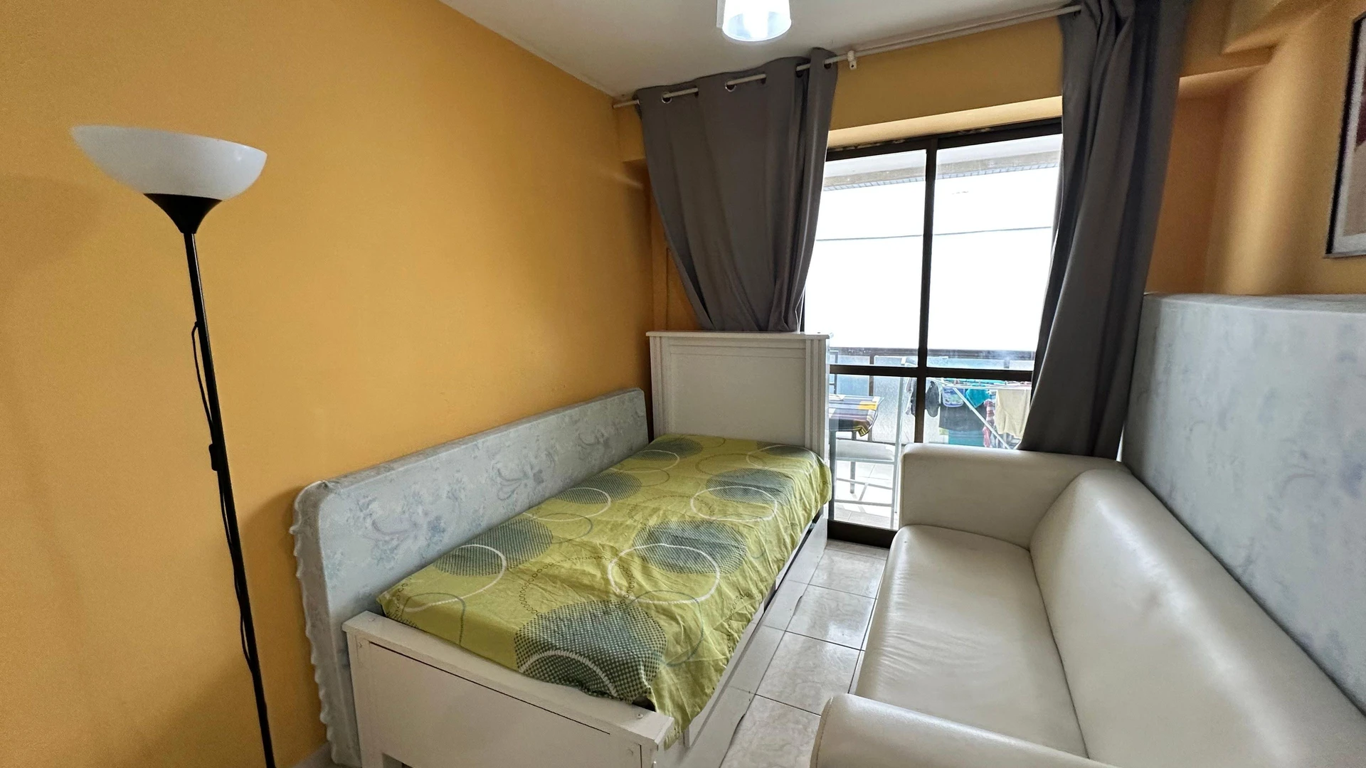 Furnished 2-bedroom apartment with open-plan kitchen — photo 22