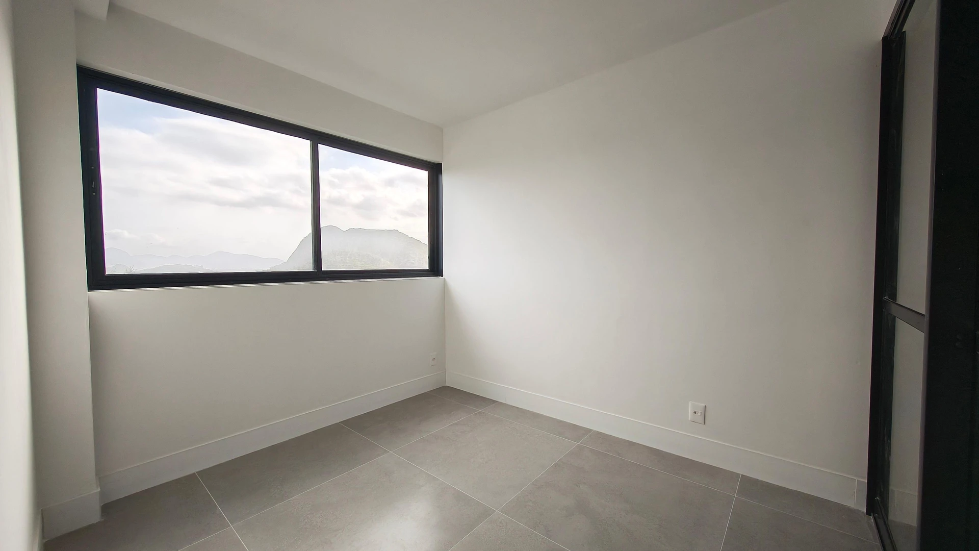 Unfurnished apartment with 2 bedrooms and open-plan kitchen — photo 3