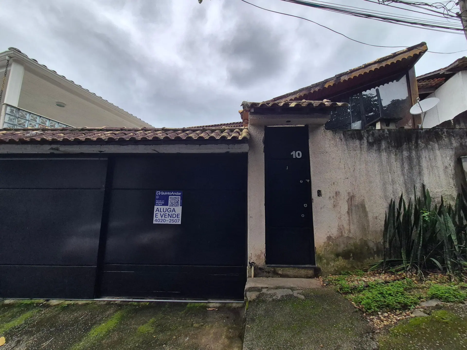 Balcony with a grill in a 3-bedroom house, 150 m² — photo 43