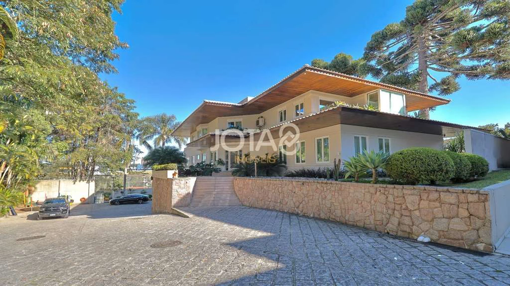 Casa em condomínio com cozinha fechada e 6 vagas
