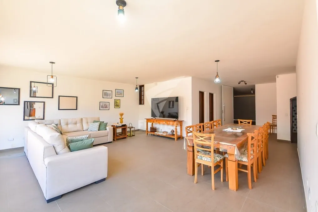 424 m² house with 3 en-suite bedrooms and 4 parking spots