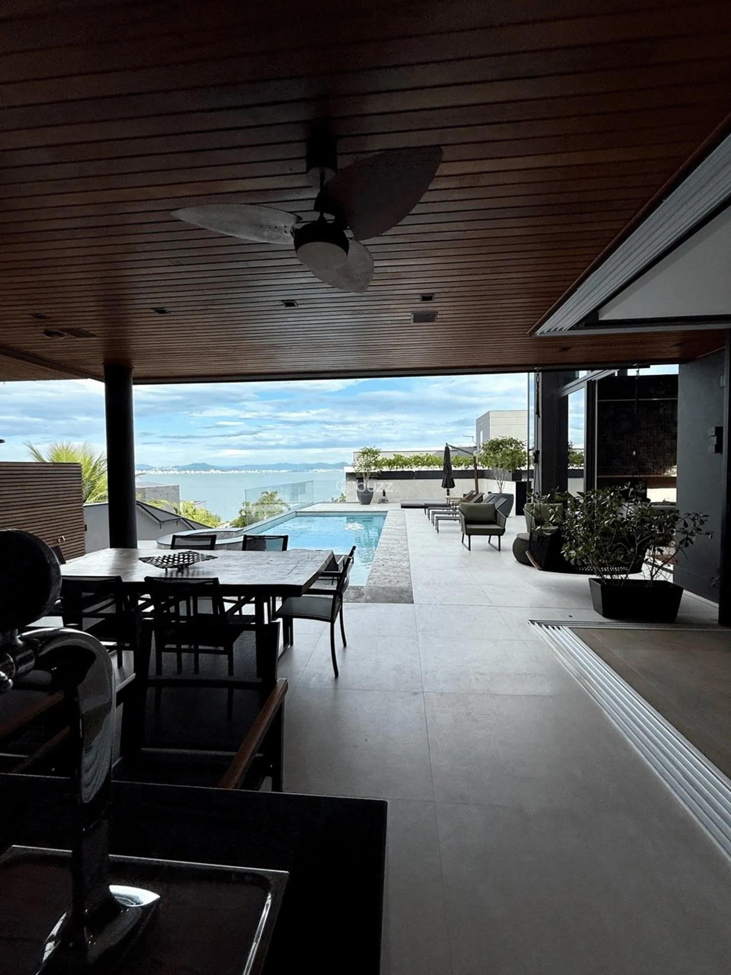 Furnished house, 561 m², with a water view — photo 17