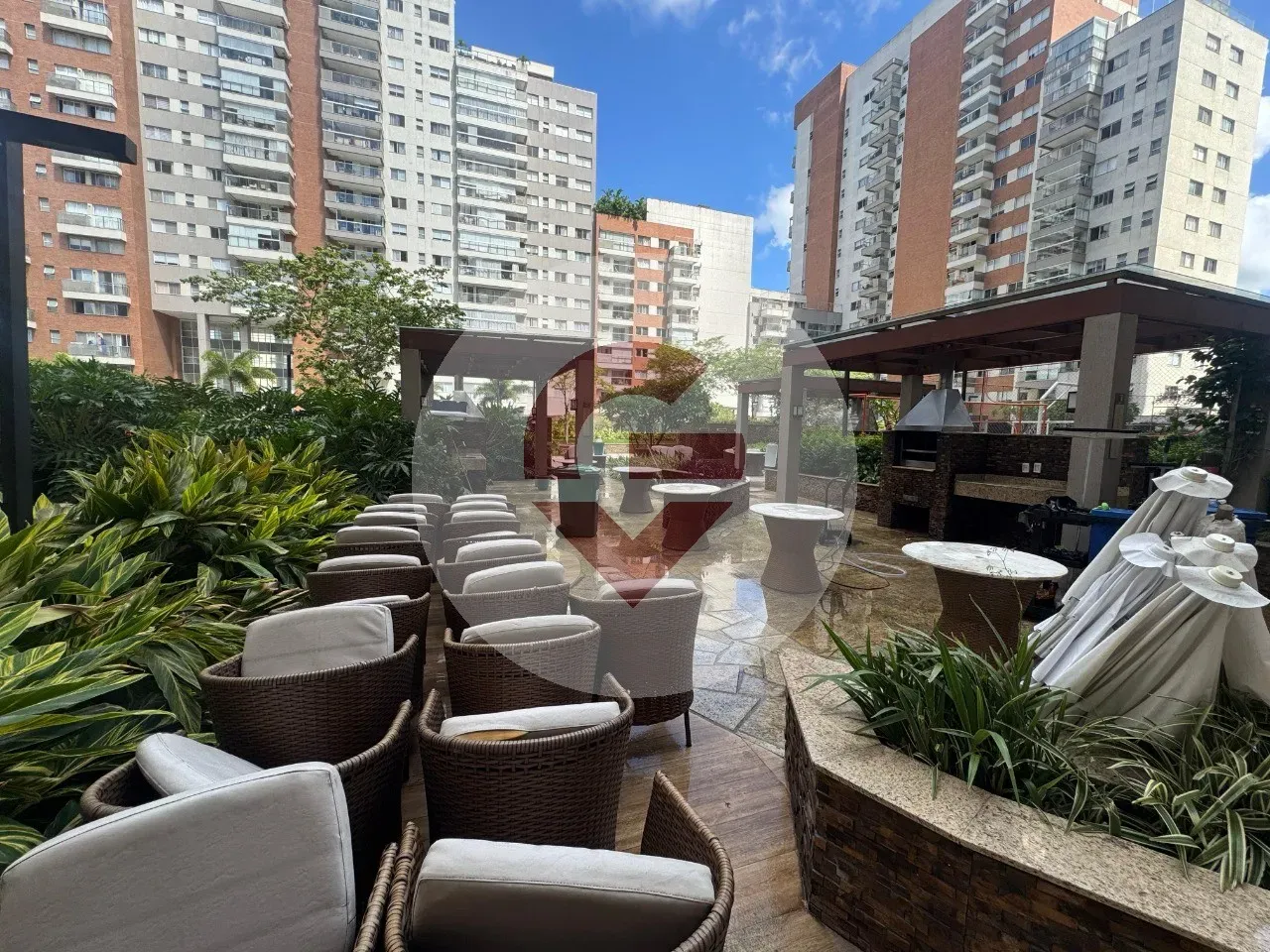 Furnished apartment, 102 m², with a glass-enclosed balcony — photo 18