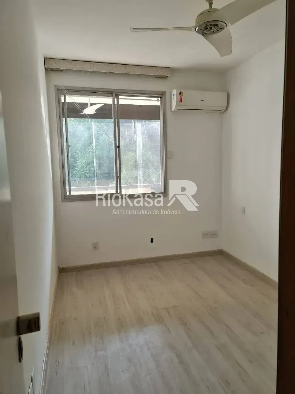 4-bedroom apartment in a building with a pool — photo 3