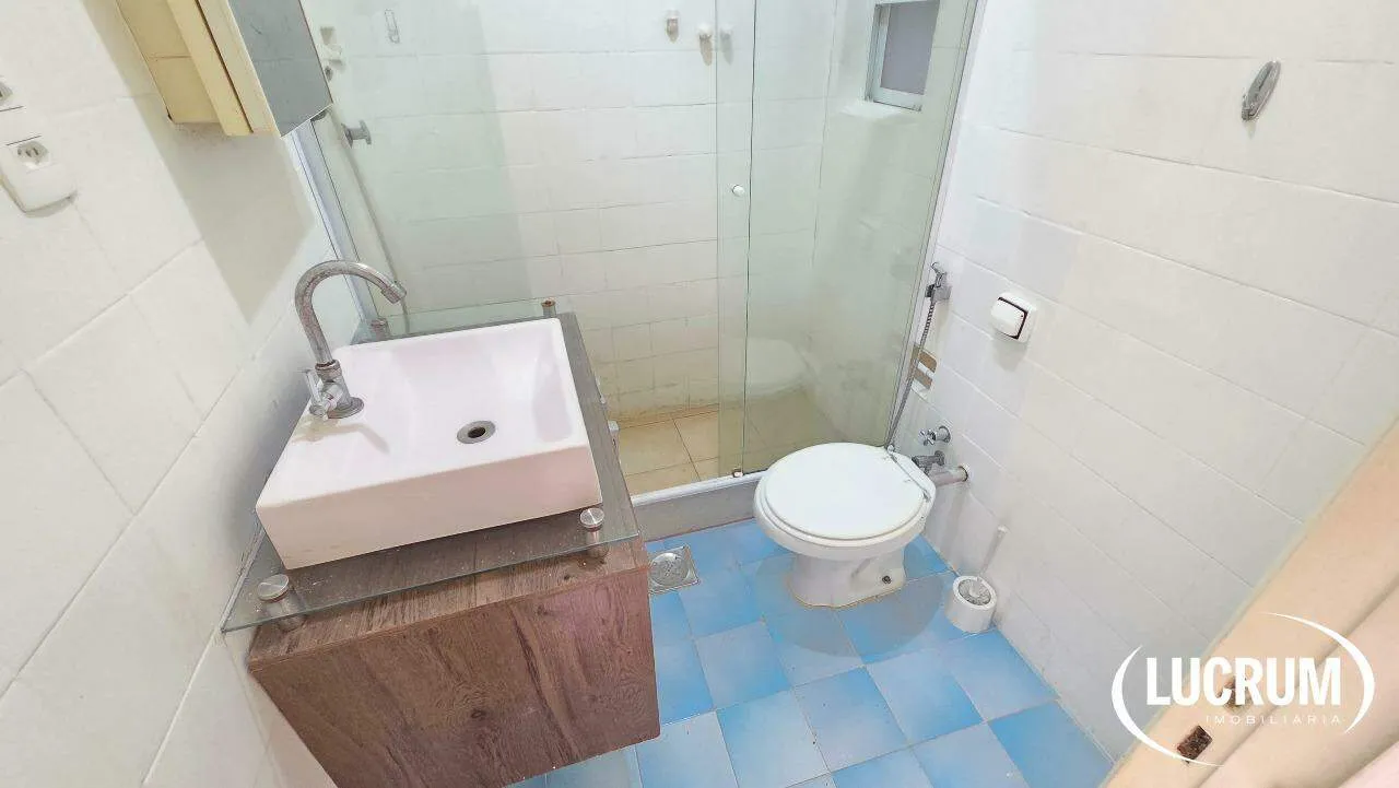 1-bedroom apartment with a glass shower enclosure — photo 5