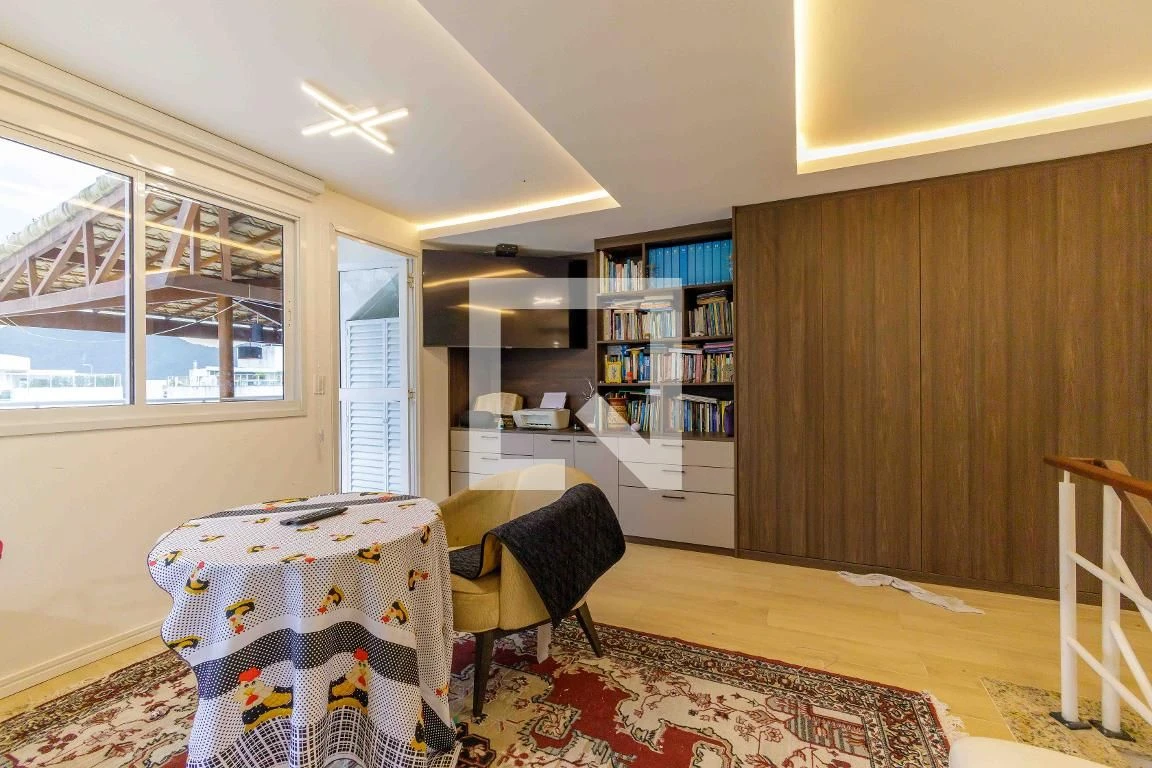 Rental apartment with 4 bedrooms and a glassed-in balcony — photo 34