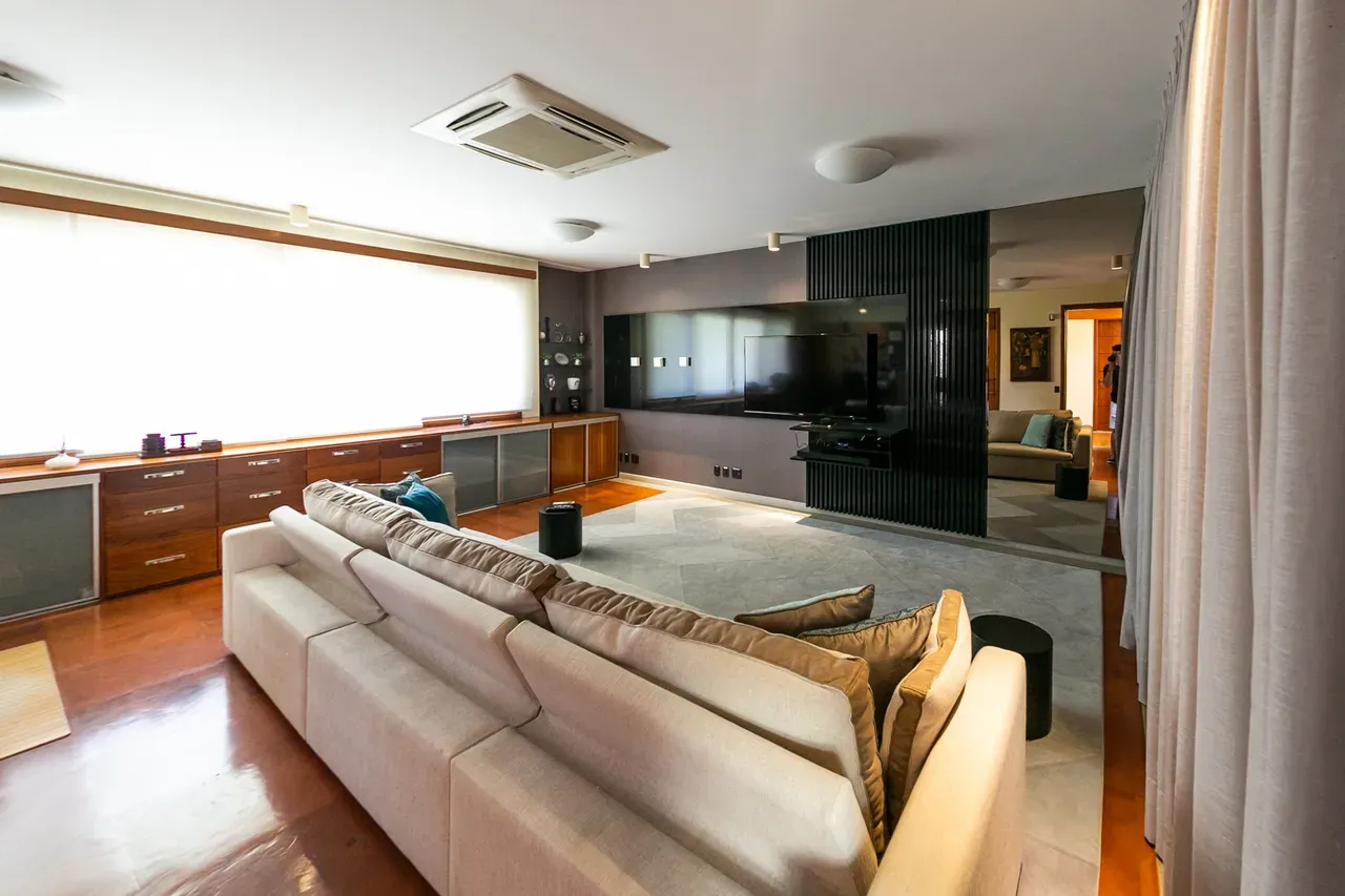 Furnished house, 330 m², with floor-to-ceiling windows — photo 13