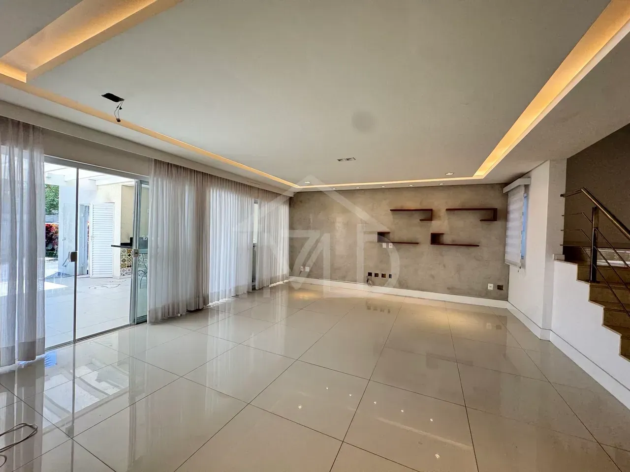 House 390 m² with 5 bedrooms and an open-plan kitchen — photo 4