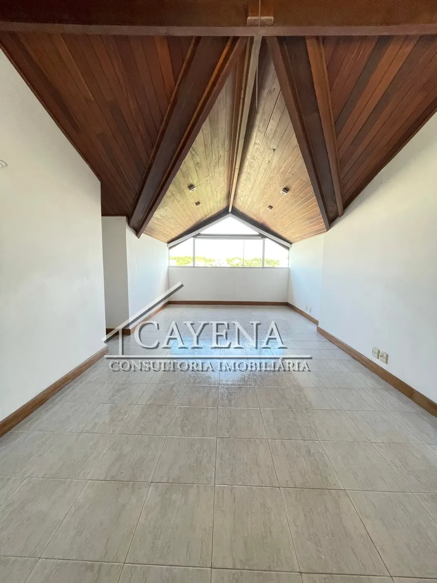 4 quartos e banheira: casa de 650 m² — photo 48