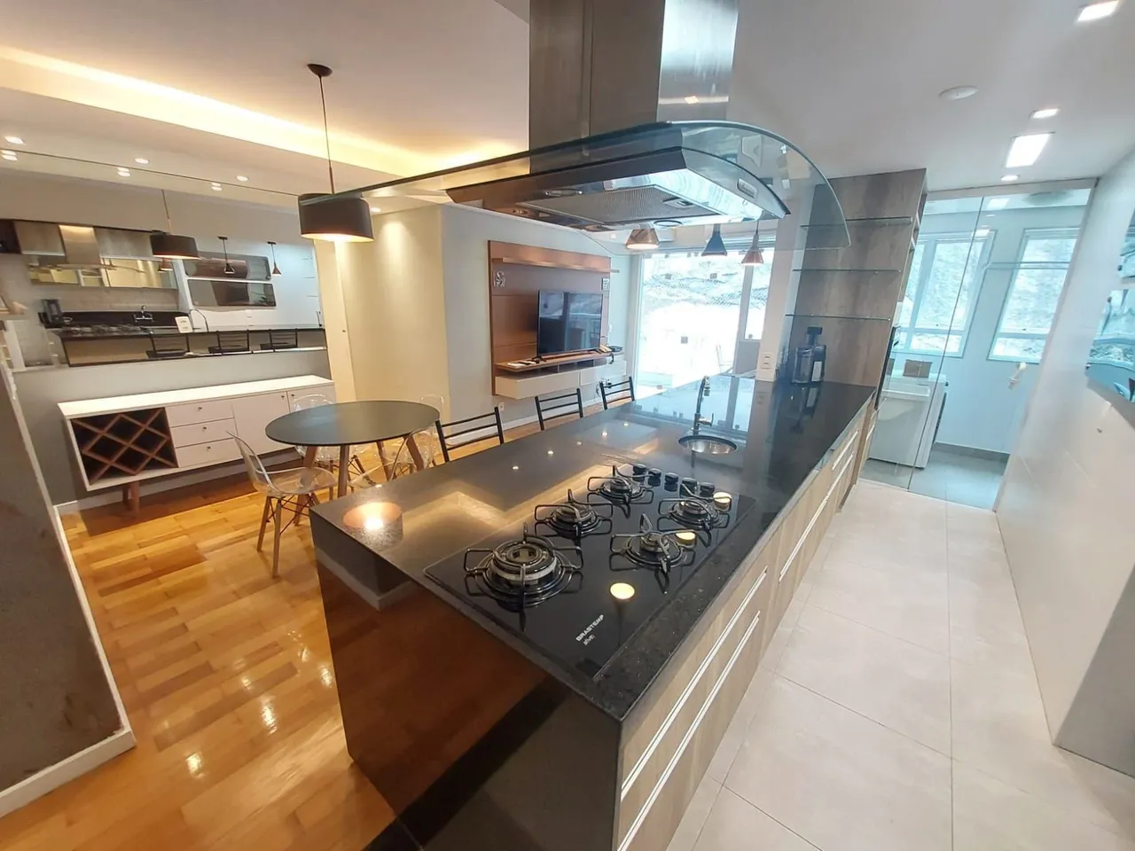Furnished 2-bedroom apartment with a balcony — photo 2