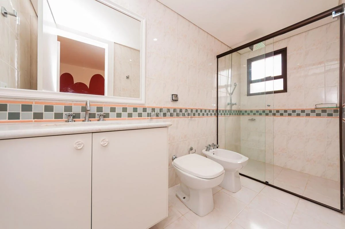 3-bedroom apartment with a bathtub in Curitiba — photo 29
