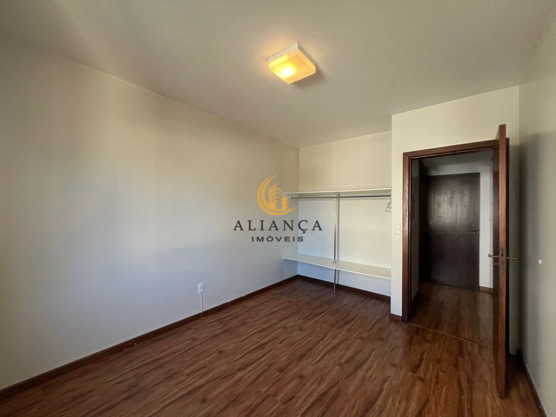 4-bedroom apartment with a working washing machine — photo 8
