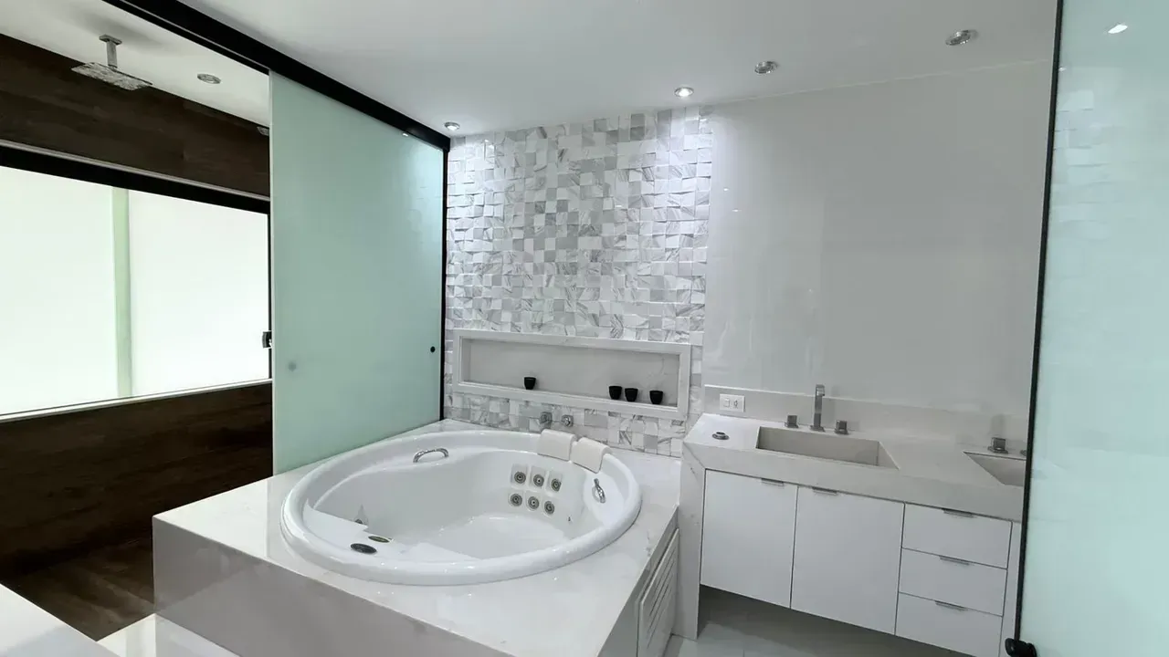 House with 6 bedrooms and an open kitchen with gas stove — photo 29