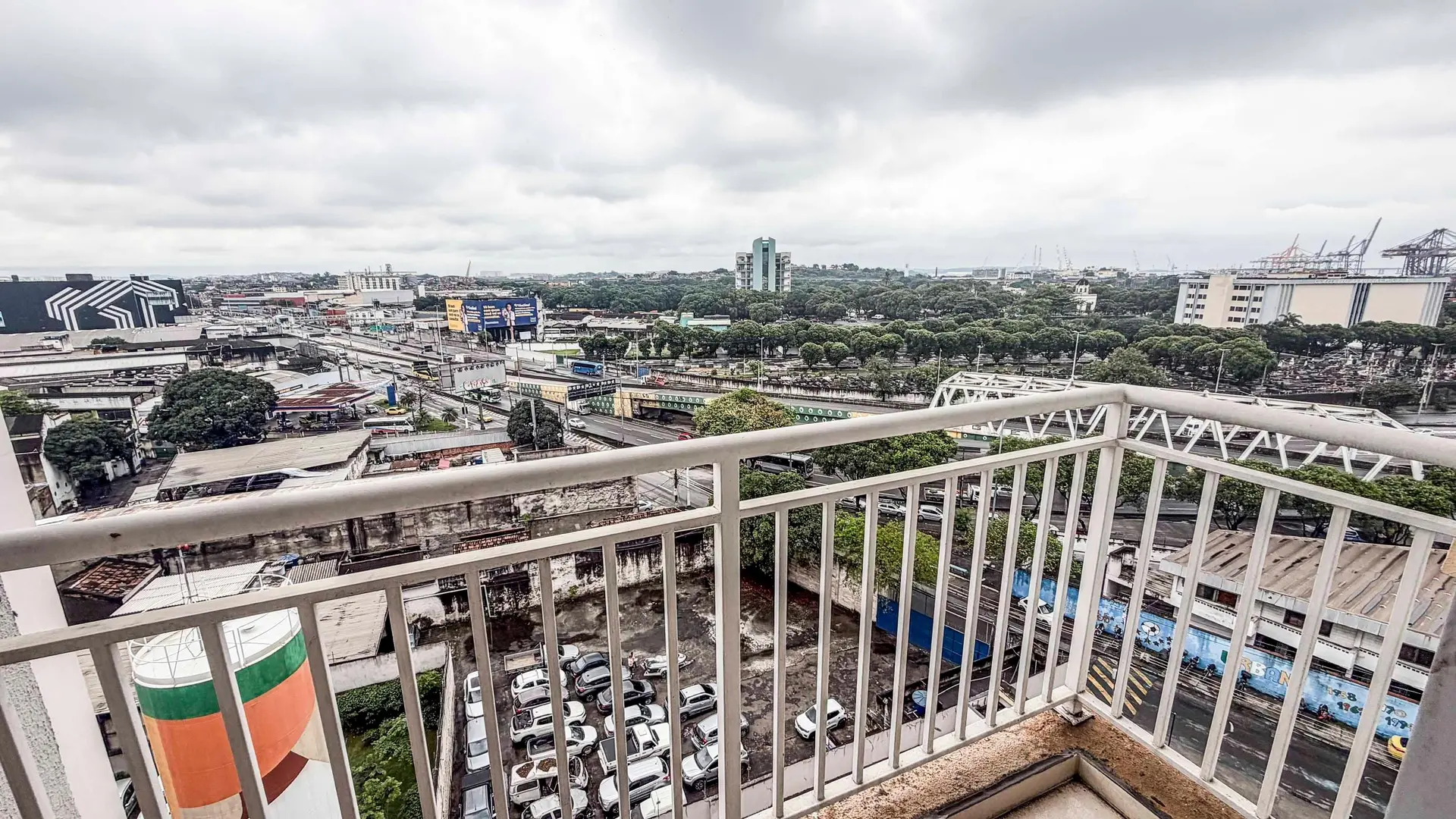 Glass-enclosed balcony in a one-bedroom apartment, 32 m² — photo 18