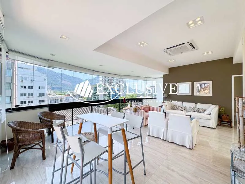 3-bedroom apartment in a building with a pool