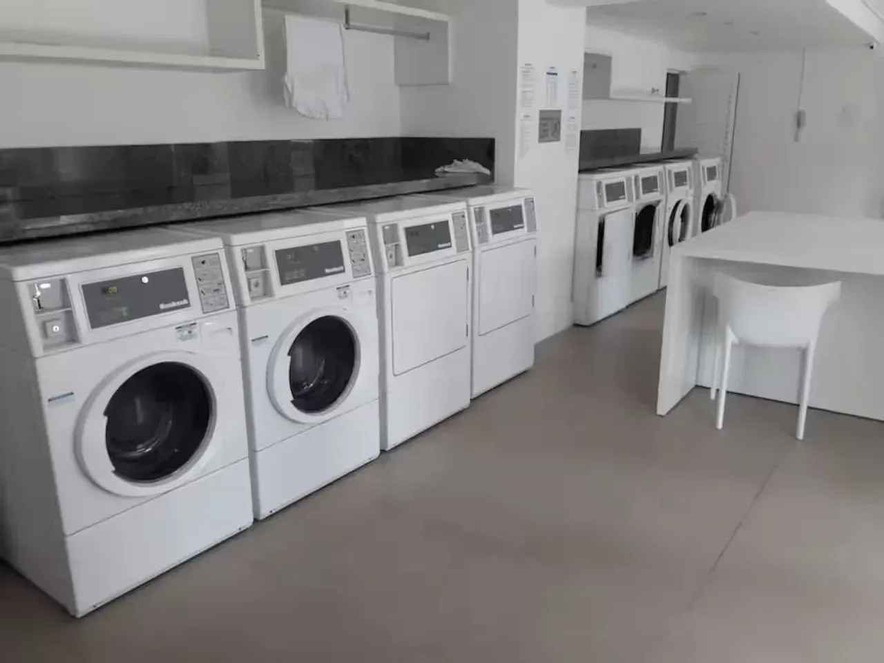 1-bedroom apartment with a compact kitchenette — photo 16