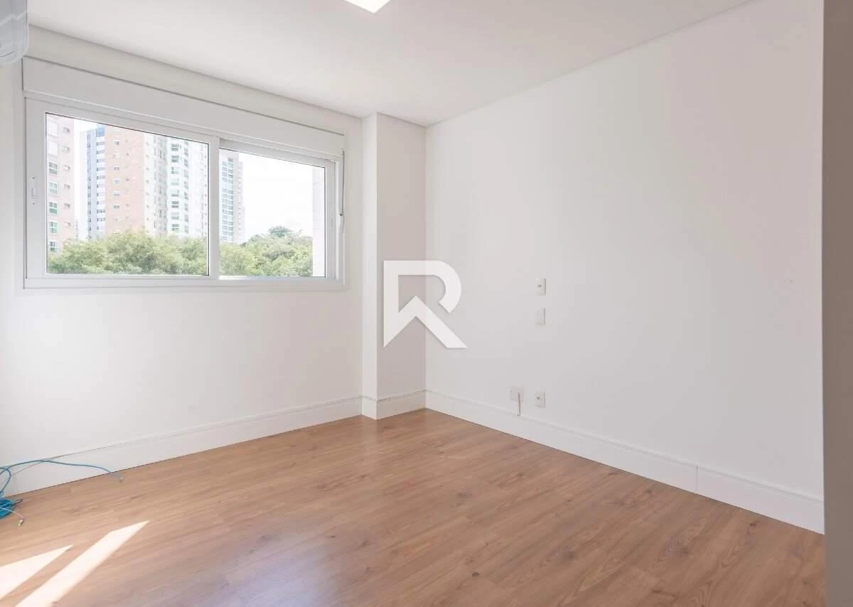 255 m² apartment with a bathtub and a walk-in closet — photo 27