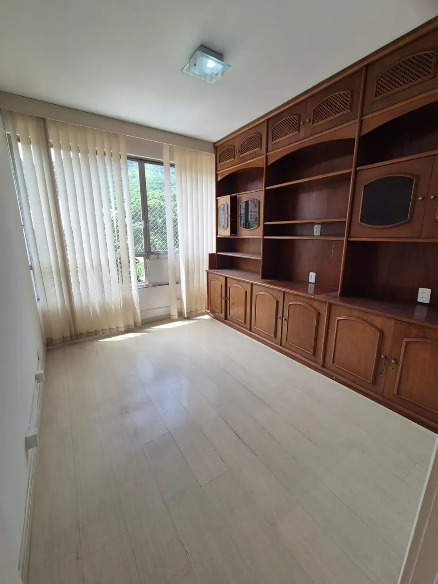 140 m² apartment with a bathtub and a home office — photo 14