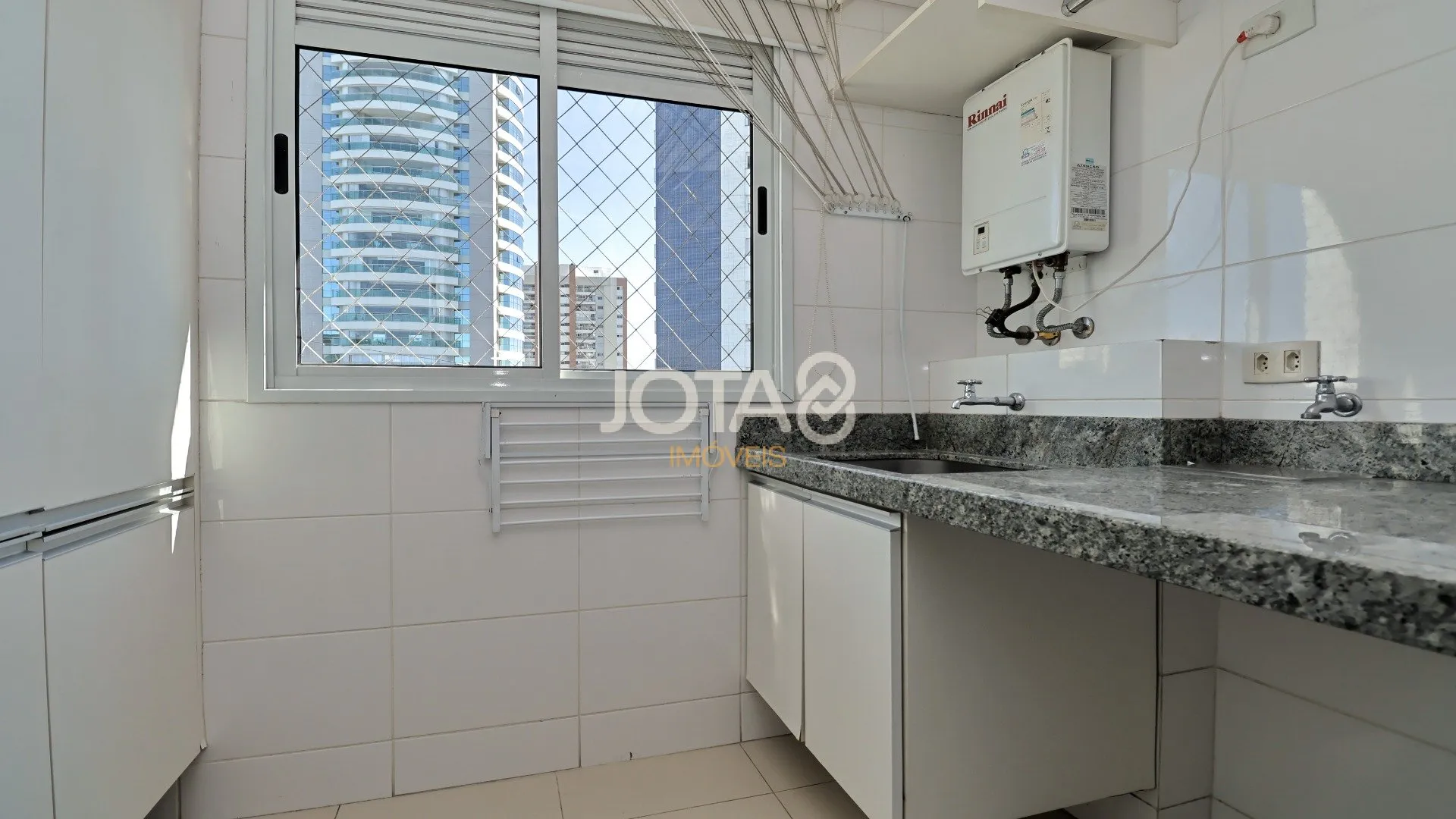 Furnished 3-bedroom apartment with a private BBQ — photo 25