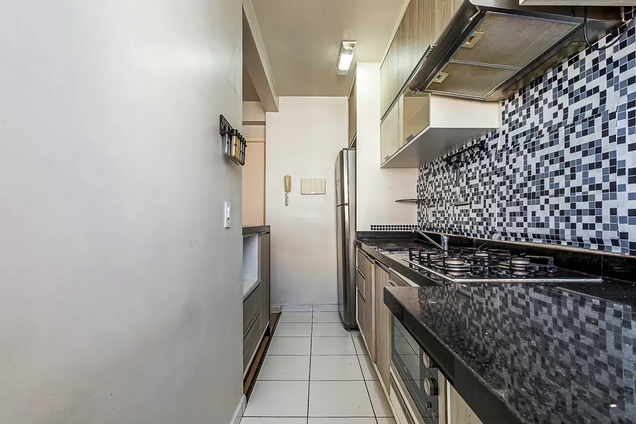 2-bedroom apartment with wood or laminate floors in Curitiba — photo 12