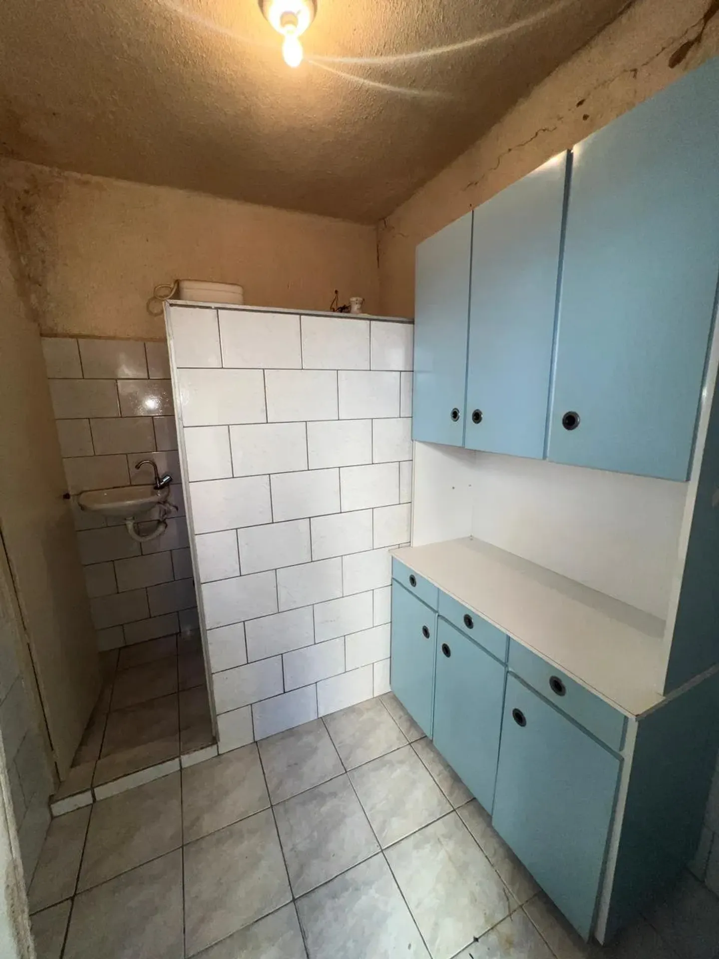 Casa com 4 quartos e cozinha fechada com armários — photo 33