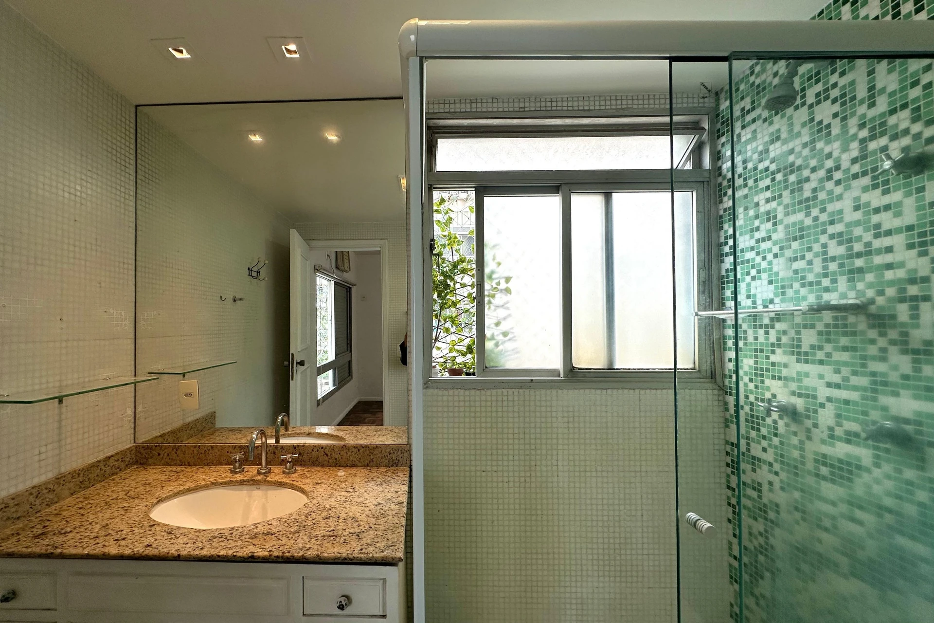 Unfurnished apartment with 2 en-suite bedrooms — photo 16