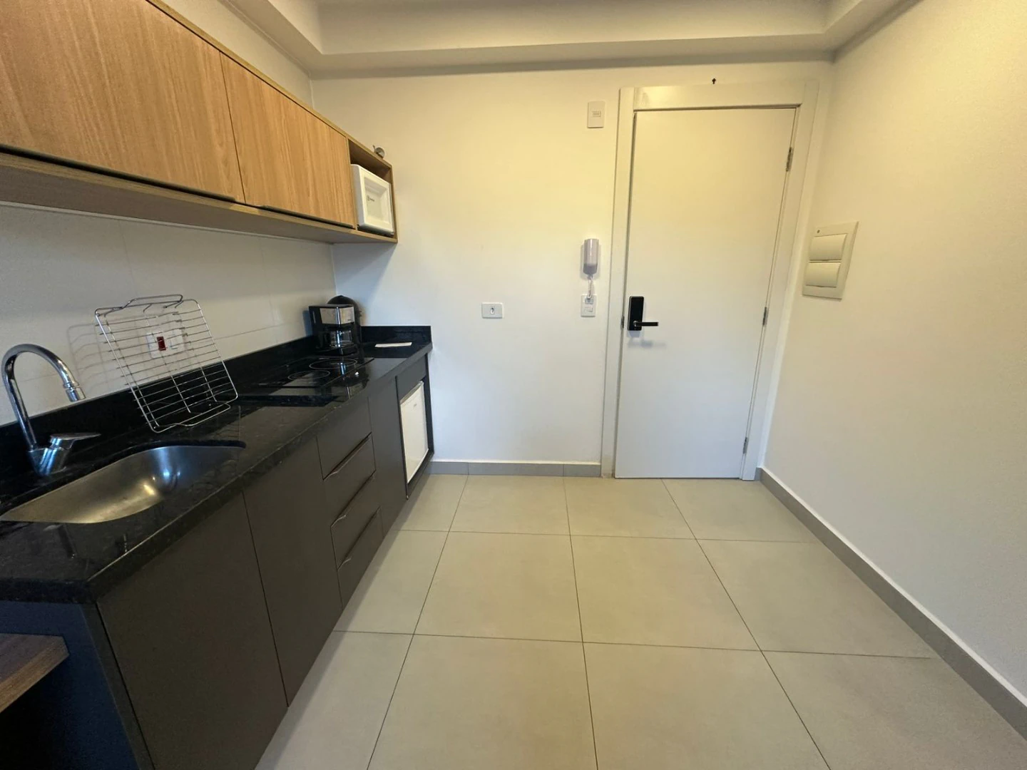 Furnished studio with 1 bedroom and no parking — photo 2