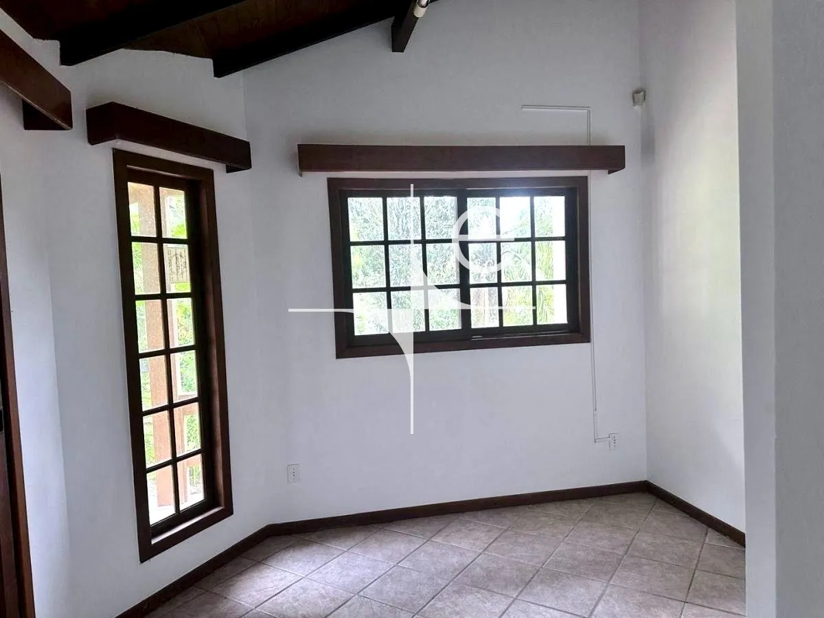 House with 3 bedrooms and 5 bathrooms, 481 m² — photo 21