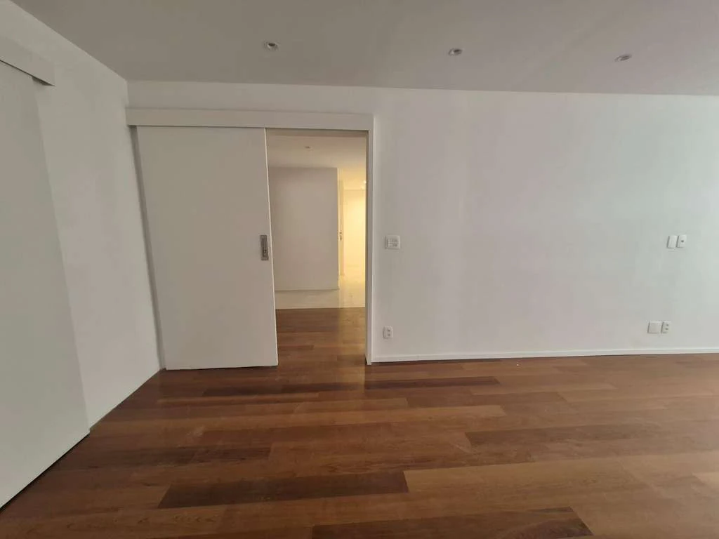 Apartment with open-plan kitchen, 2 ensuites and 5 baths — photo 17
