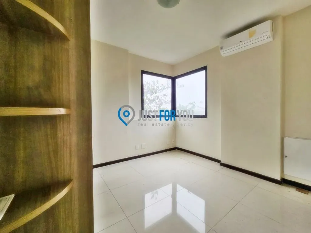 Apartamento com 3 dormitórios e varanda fechada de vidro — photo 37