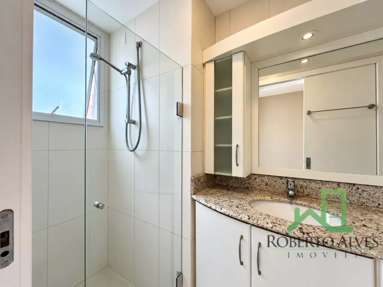 2-bedroom apartment with a bathtub — photo 14
