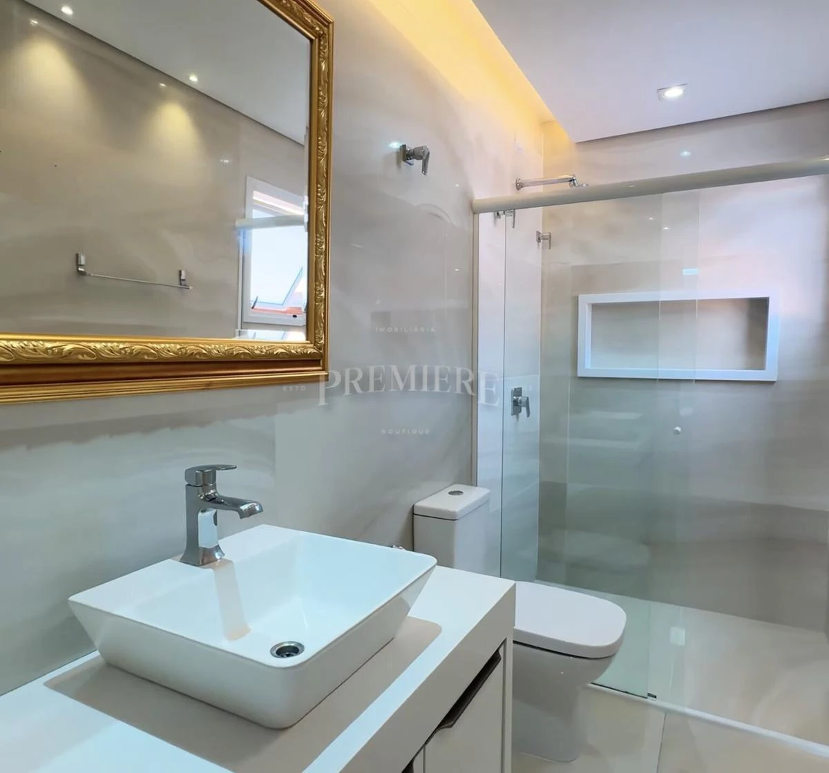 4-bedroom house with a glass-enclosed balcony in Curitiba — photo 21