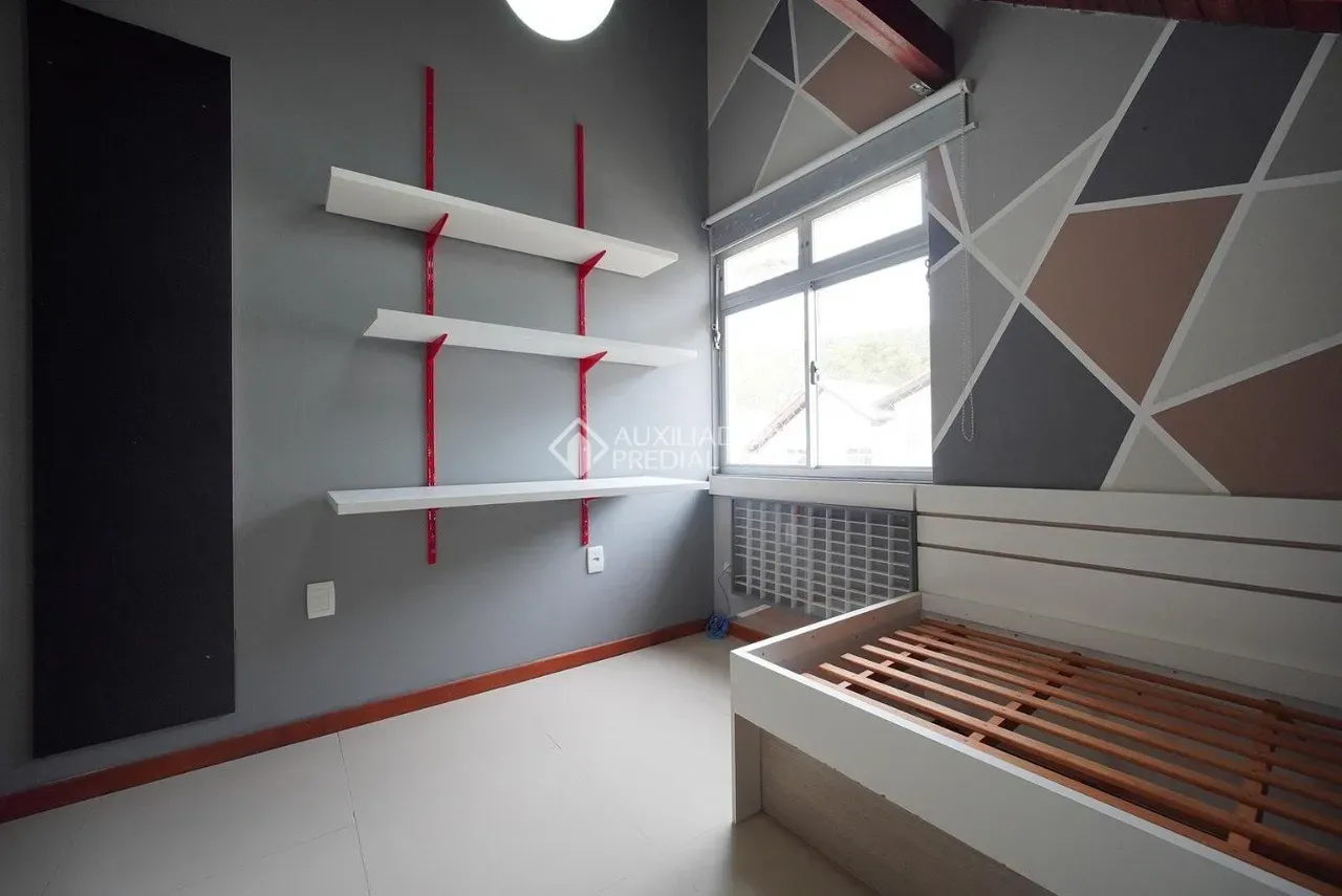Walk-in closet in a 3-bedroom house, 140 m² — photo 17
