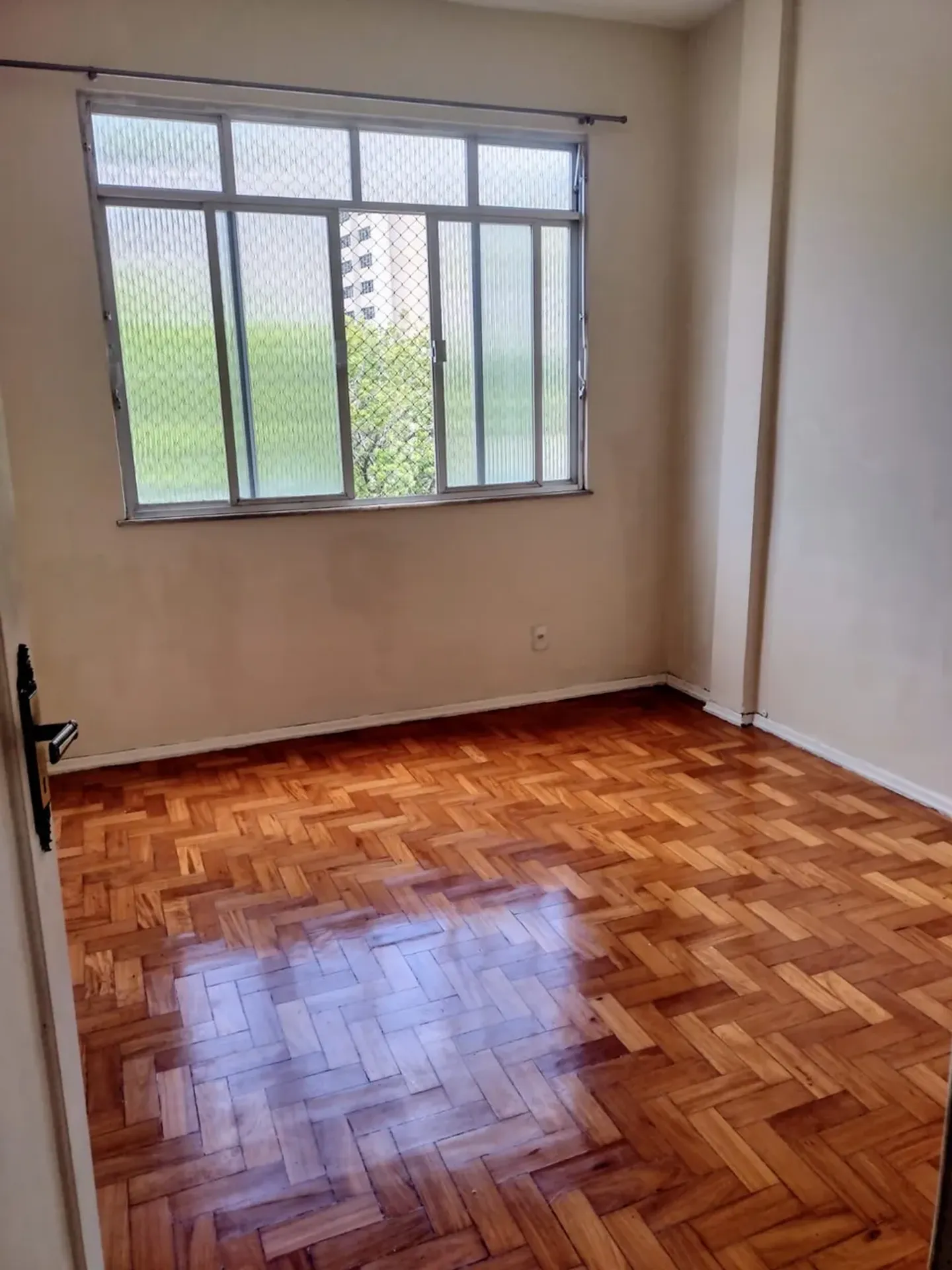 Apartment on the 4th floor with wood or laminate floors — photo 2