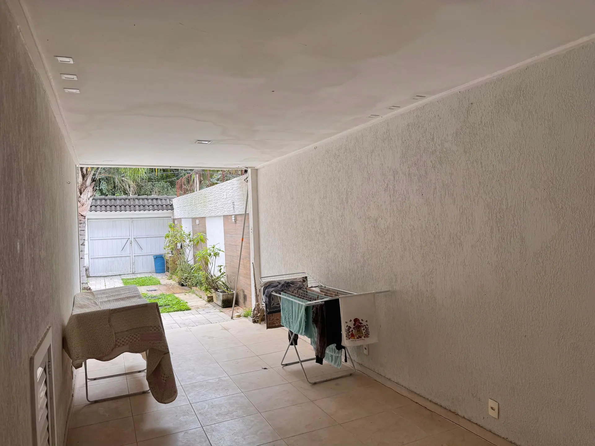 Furnished condo house with 3 bedrooms and laundry setup — photo 40