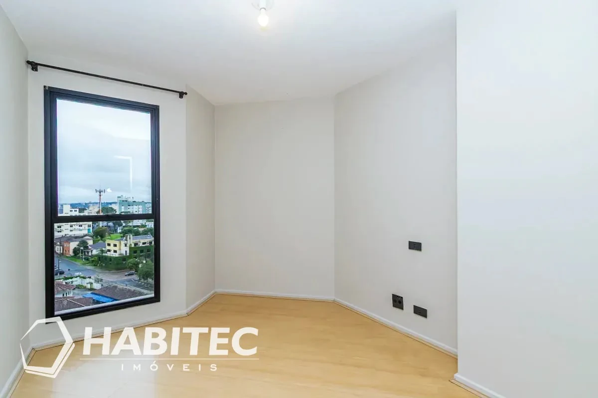 3-bedroom apartment with wood or laminate floors — photo 5