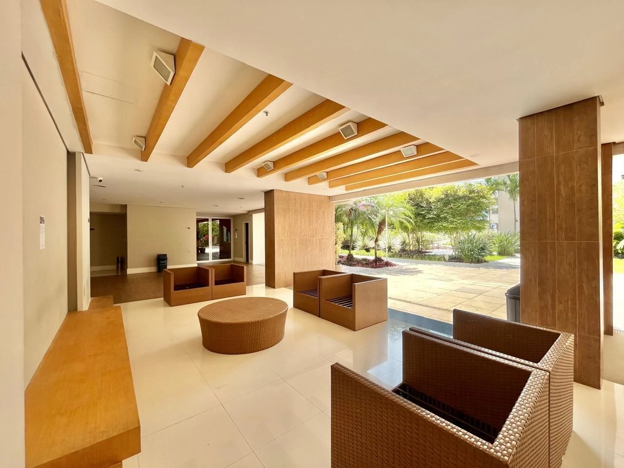 Balcony with a grill in a 2-bedroom apartment, 90 m² — photo 47