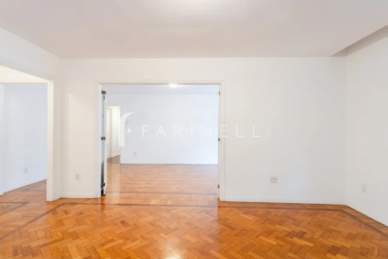 Home office in a 4-bedroom apartment, 196 m² — photo 6