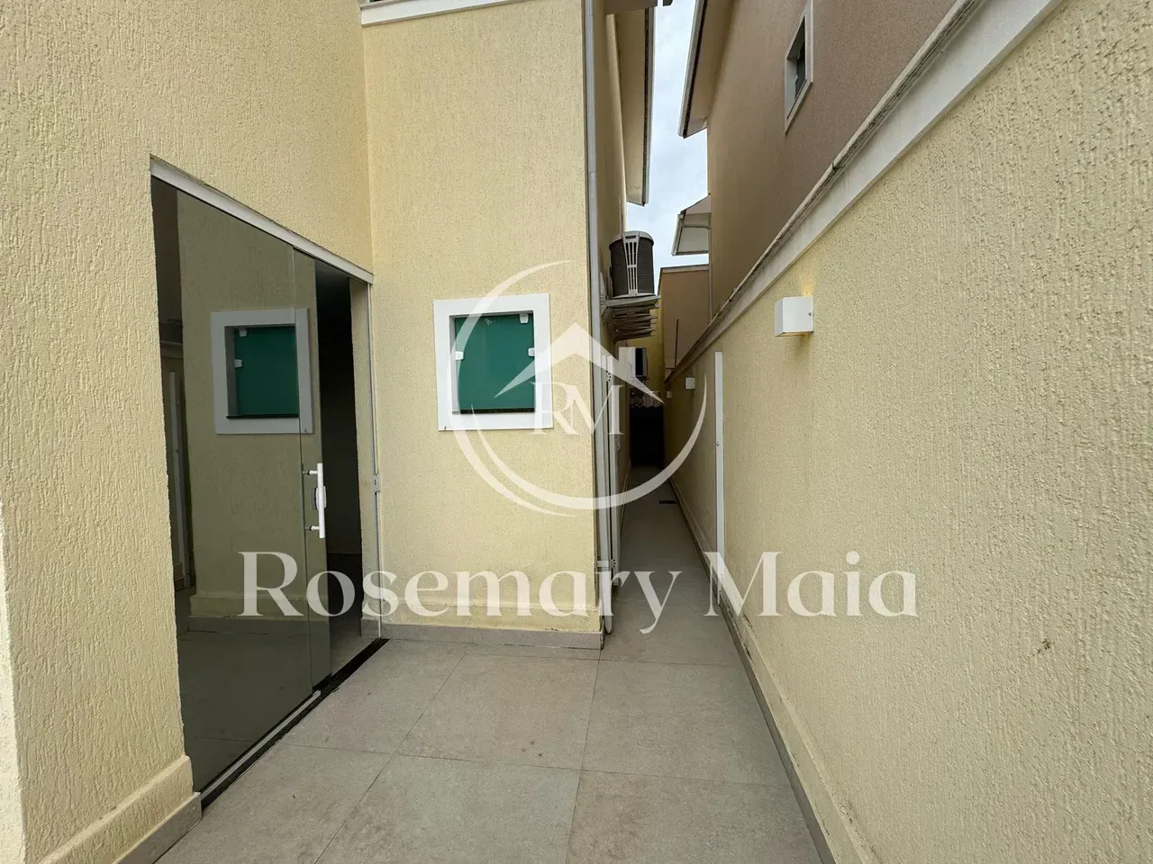 Furnished house with 4 bedrooms and 360 m² — photo 43
