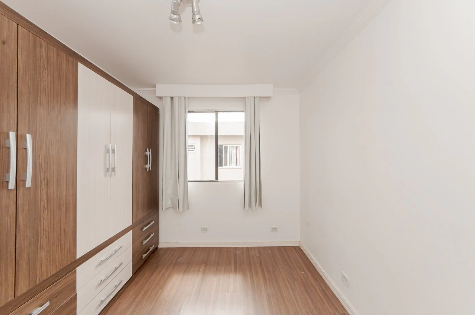 3-bedroom apartment with wood or laminate floors in Curitiba — photo 7