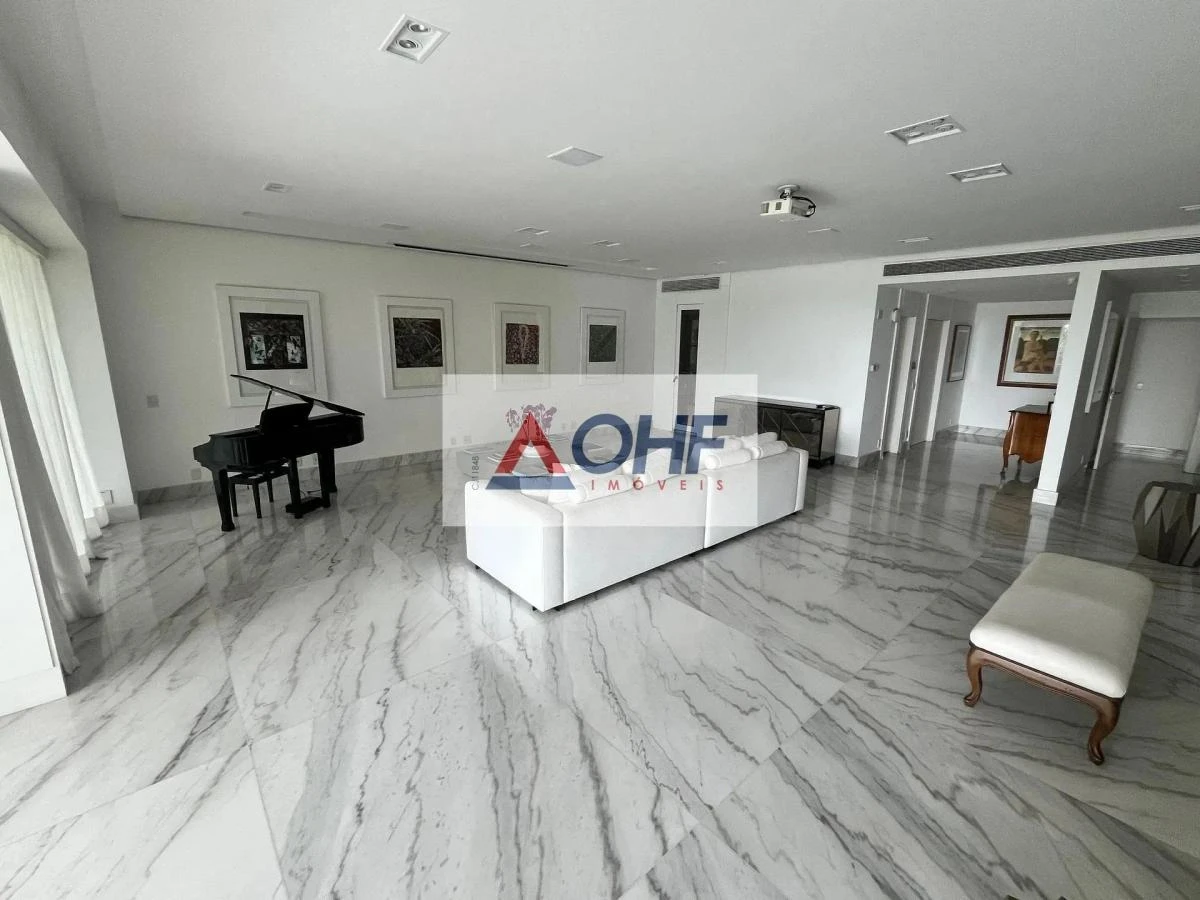 Bathtub in a 5-bedroom apartment, 555 m² — photo 8